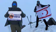 Kıbrıslı Türk iki genç Ağrı Dağı’nın zirvesinde bayrak dalgalandırdı