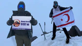 Kıbrıslı Türk iki genç Ağrı Dağı’nın zirvesinde bayrak dalgalandırdı