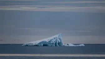 Grönland'ın güney kıyılarına doğru dev bir buzdağı sürüklenerek ilerliyor