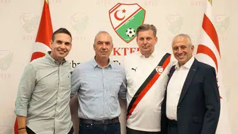 Alman Milletvekili Krah, KTFF’ye ziyaret ederek milli formayı giydi