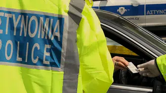 Rum polisi, trafik cezalarını geçiş noktalarında dağıtmaya devam ediyor
