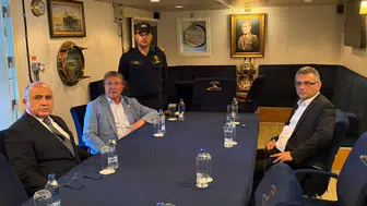 Cumhurbaşkanı Erhürman, arama kurtarma gemisinde çalışmaları izliyor