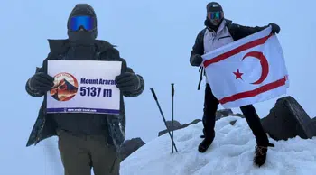 Kıbrıslı Türk iki genç Ağrı Dağı’nın zirvesinde bayrak dalgalandırdı