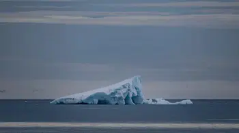 Grönland'ın güney kıyılarına doğru dev bir buzdağı sürüklenerek ilerliyor