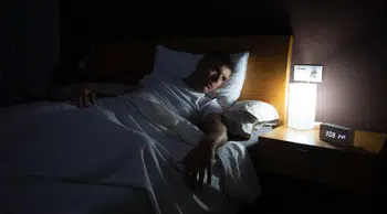 Gece ışıkta uyumak kalbi etkiliyor olabilir