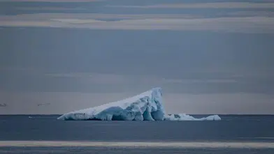 Grönland'ın güney kıyılarına doğru dev bir buzdağı sürüklenerek ilerliyor