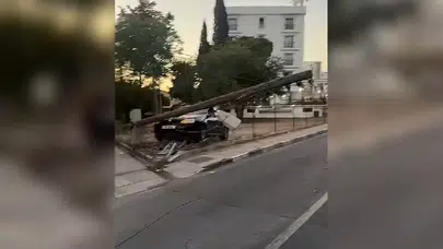 Şenkul: Trafik kazası nedeniyle elektrik direği yola devrildi, zor bir gün bizi bekliyor