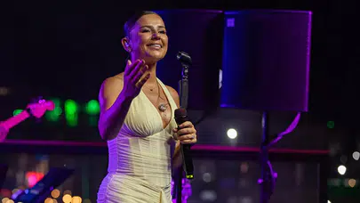 Merve Özbey, Merit Liman Teras sahnesinde unutulmaz bir geceye imza attı