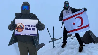 Kıbrıslı Türk iki genç Ağrı Dağı’nın zirvesinde bayrak dalgalandırdı