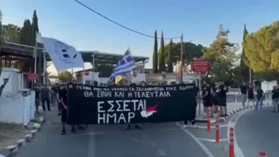 Kıbrıslı Rum örgütlerinden 20 Temmuz nedeniyle yol kapatma eylemi