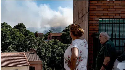 Fransa ve İspanya'da on binlerce kişi yangın nedeniyle tahliye edildi