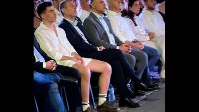 Fidias’ın kıyafet tercihi, anma töreni önüne geçti