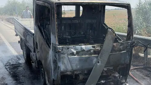 Gazimağusa-Lefkoşa yolunda seyir halindeki kamyonet yandı