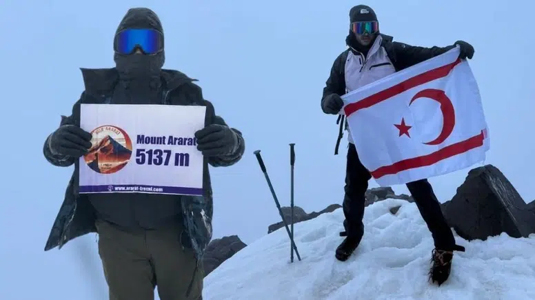 Kıbrıslı Türk iki genç Ağrı Dağı’nın zirvesinde bayrak dalgalandırdı