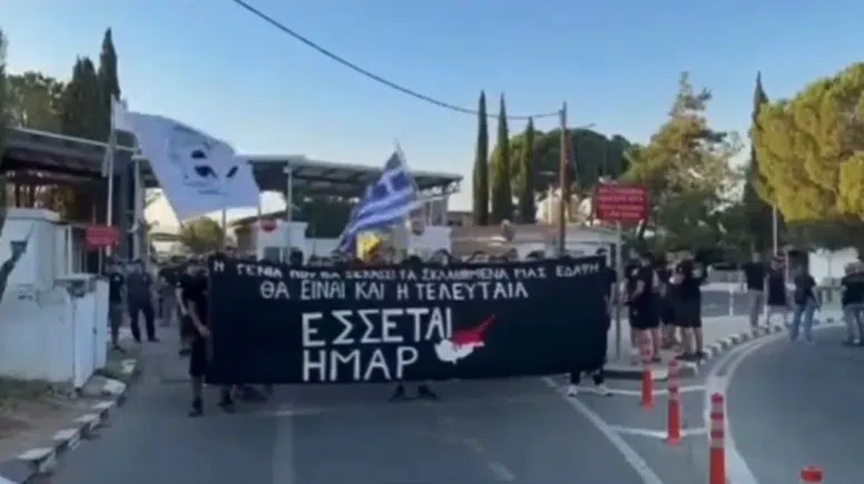 Kıbrıslı Rum örgütlerinden 20 Temmuz nedeniyle yol kapatma eylemi