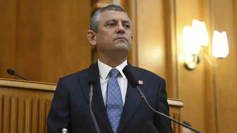 Özgür Özel ve 90 vekil CHP’den istifa etti