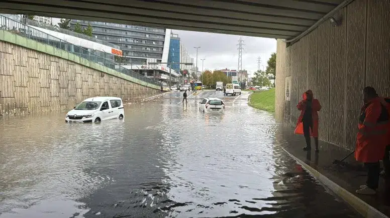 İstanbul’da sağanak hafifledi, heyelan tehlikesi sürüyor: Cuma yeni yağış geliyor