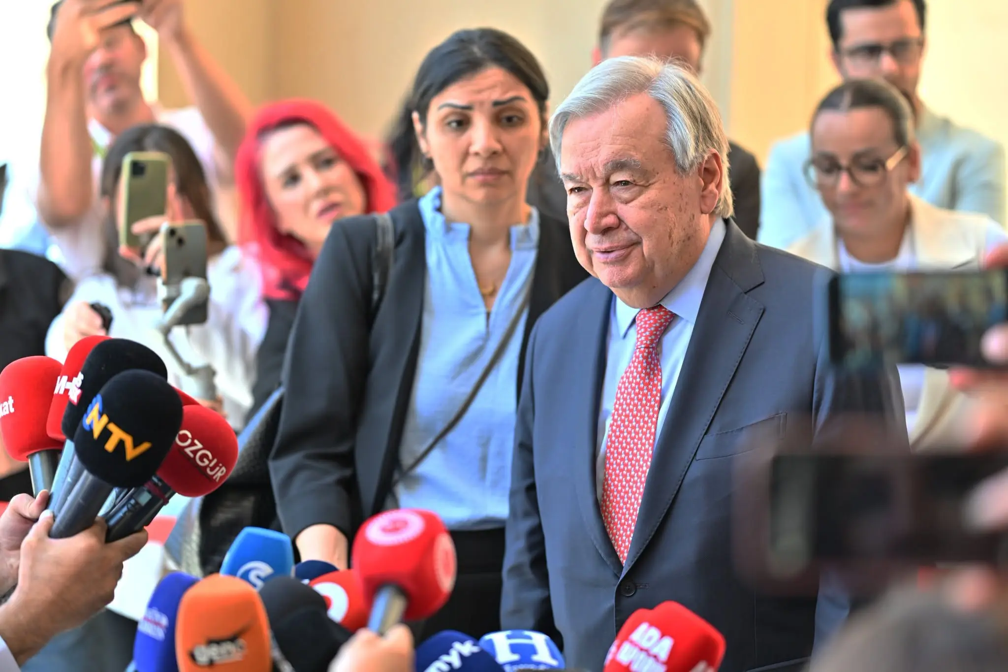 bir veya daha fazla kişi ve şunu diyen bir yazı 'at AG AN พร OZGUI OZGUR NTV ET' görseli olabilir