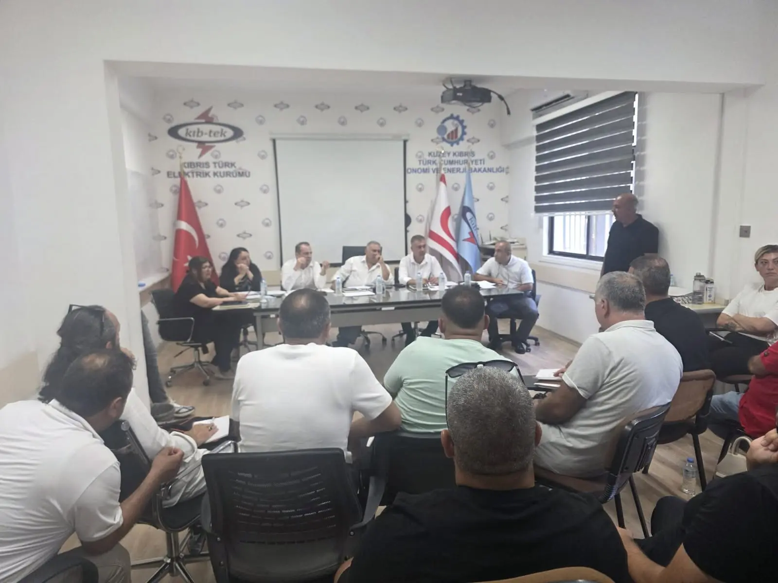 şunu diyen bir yazı 'kıb-tek kib- -tek CIBRIS TÜRK KTRİK KURÜMU KUZTEY и6ииTaaΝΙΔς TÜRH CUMHUR 수 SNERJI UMHUR YETI ONOMI ENERJI BAKANLIGI' görseli olabilir